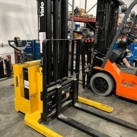 1999 Electric Yale MSW030 Electric Walkie Straddle Stacker